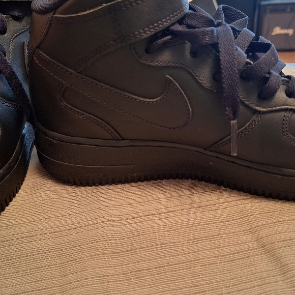 Stylish Black High-Top Sneakers - Picture 7 of 12